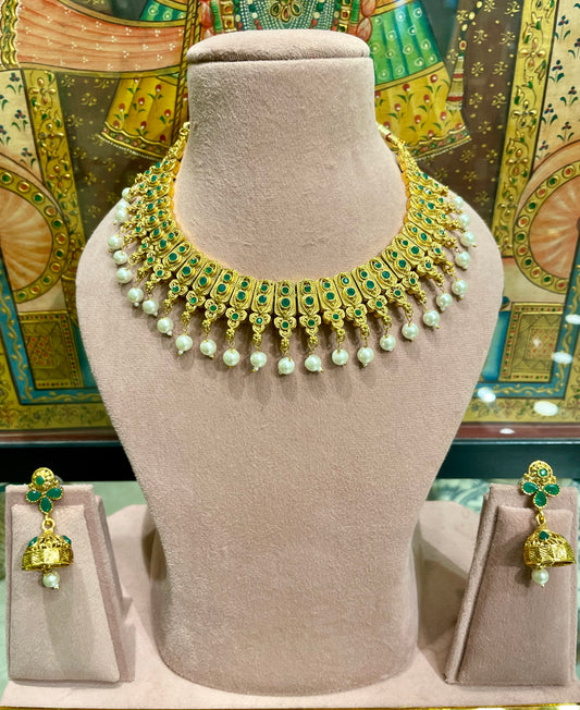 ANTIQUE SOUTH INDIAN GOLD TONED PEARL NECKLACE SET (GREEN)