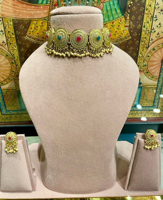 GOLD TONED SOUTH INDIAN KEMP STONES CHOKER SET