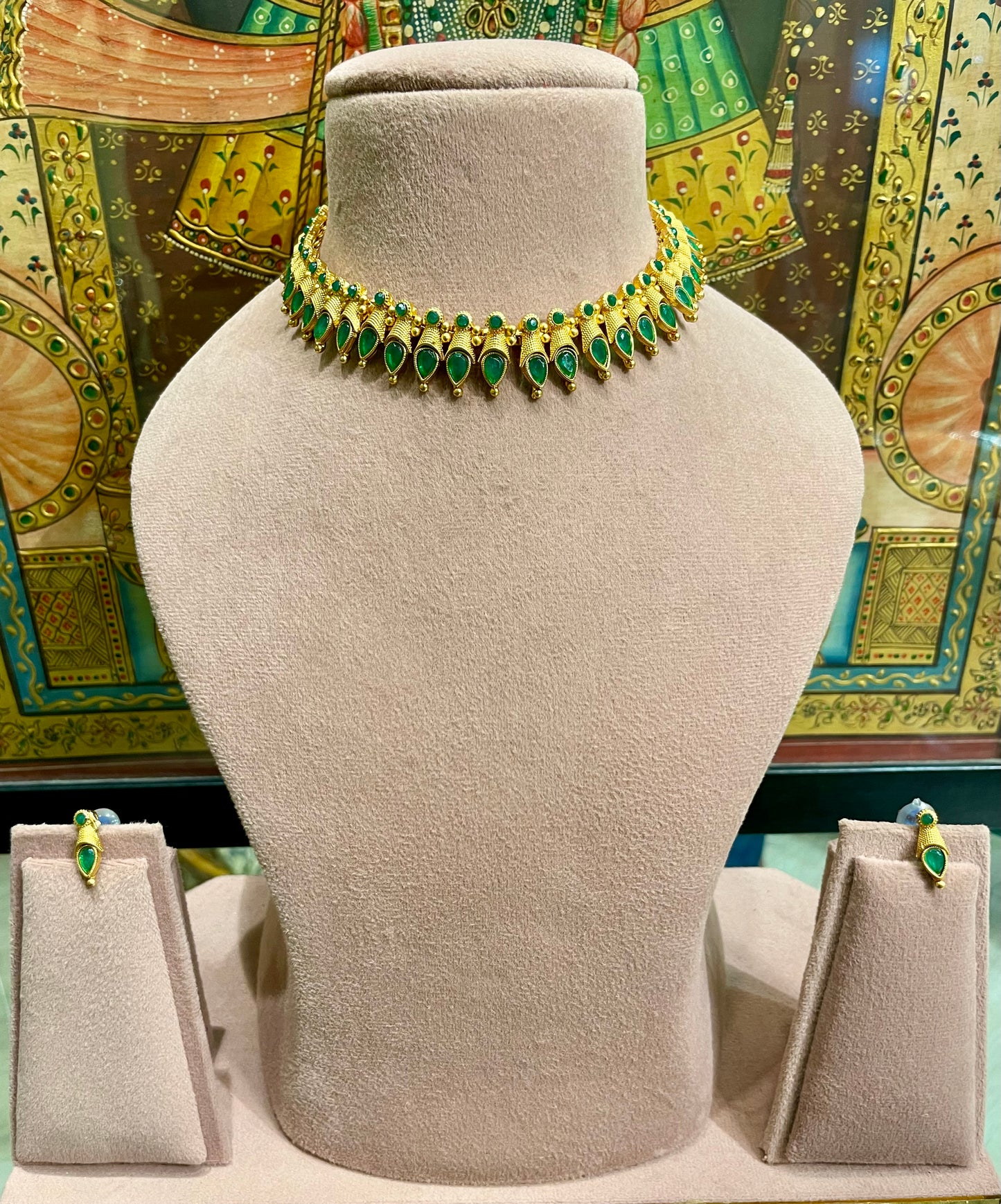 GOLD TONED SOUTH INDIAN SLEEK NECKLACE SET (GREEN)