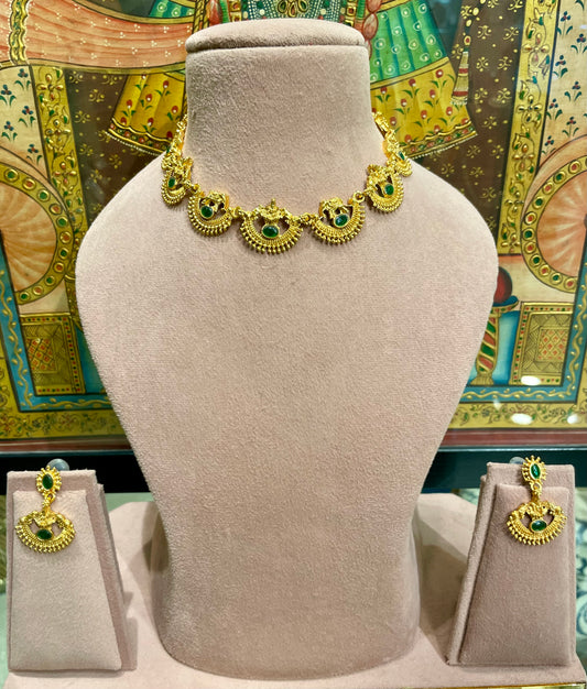 GOLD TONED TRADITIONAL SOUTH INDIAN NECKLACE SET (GREEN)