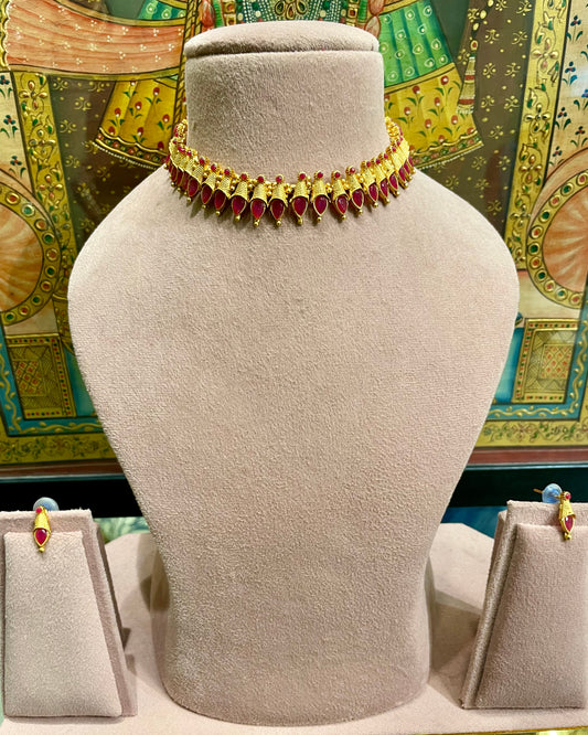 GOLD TONED SOUTH INDIAN SLEEK NECKLACE SET (RED)