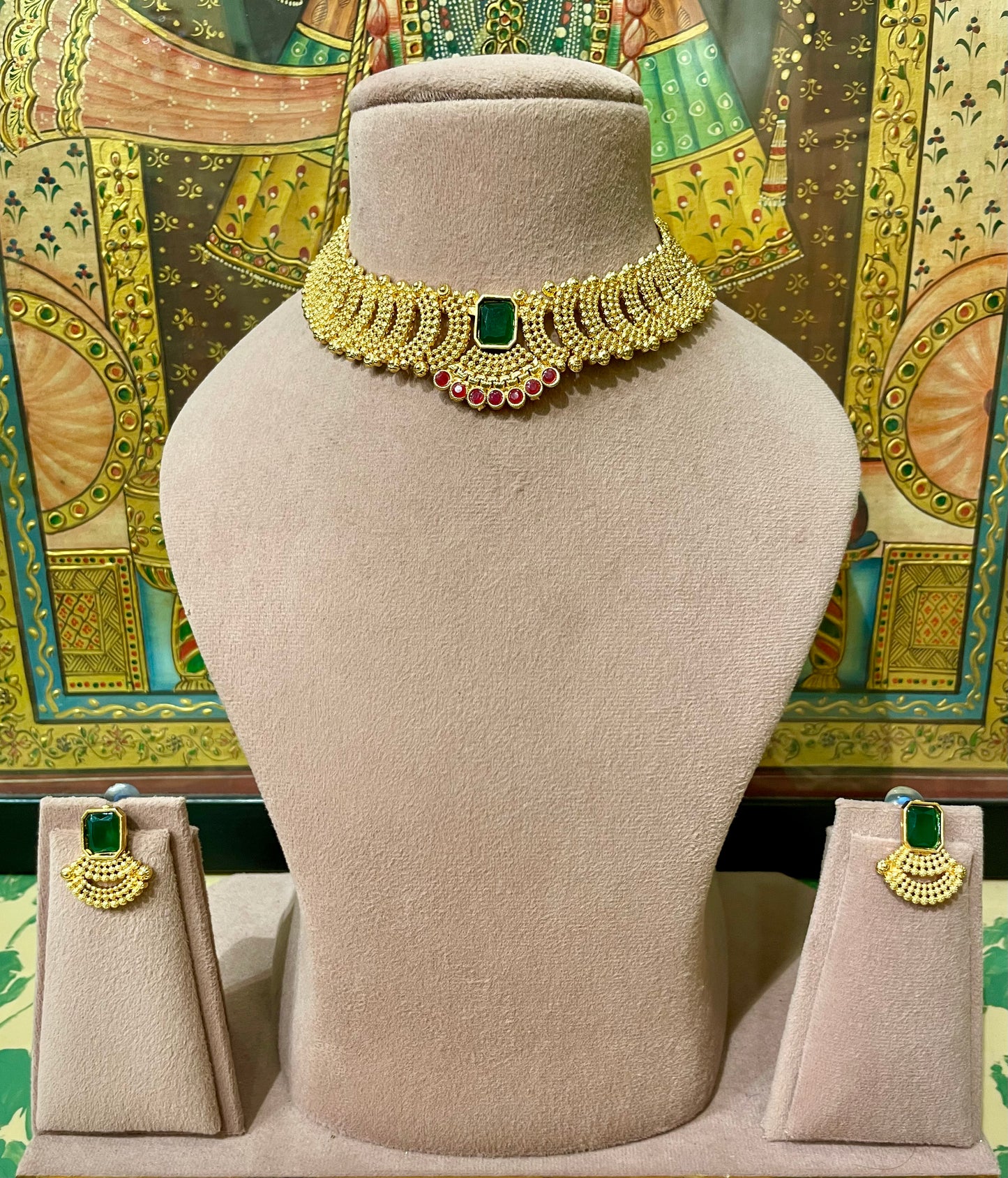 GOLD TONED TRADITIONAL SOUTH INDIAN DESIGNER NECKLACE SET (GREEN)