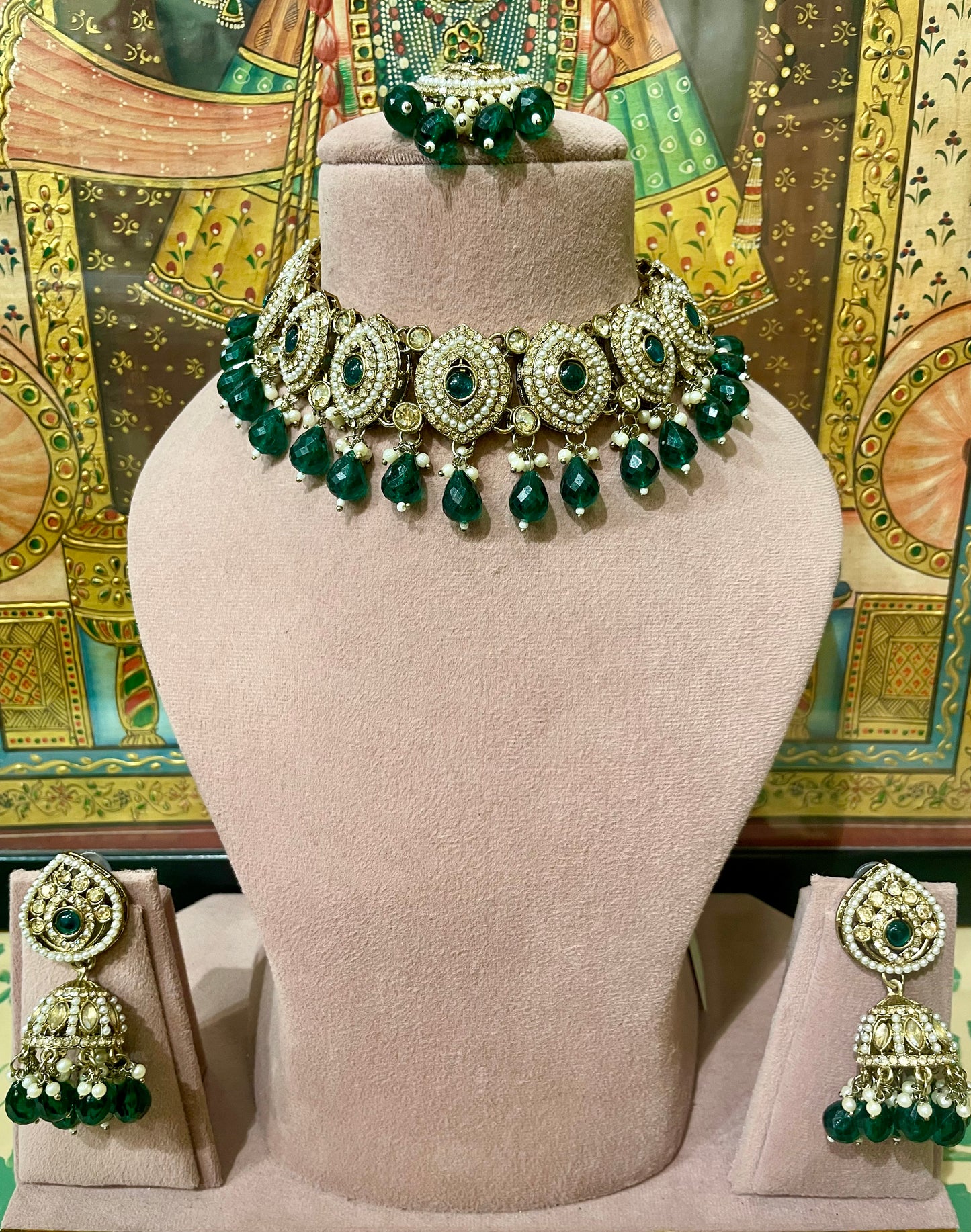 GREEN GOLD TONED MONALISA STONE DROPS NECKLACE SET