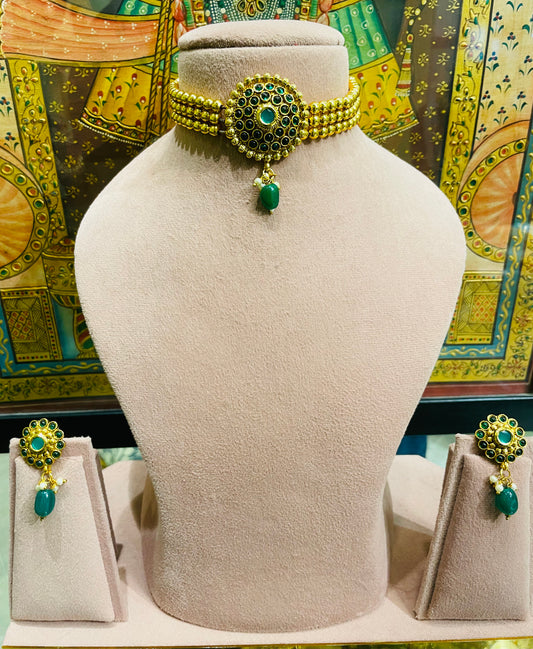 GOLD TONED SOUTH INDIAN PENDANT CHOKER NECKLACE SET (GREEN)