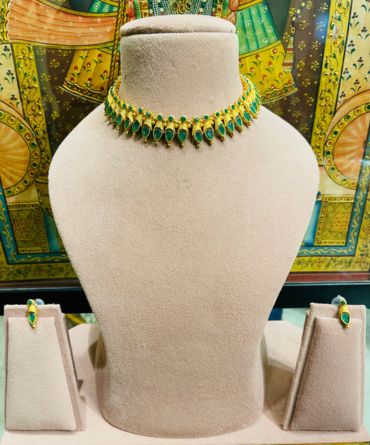 GOLD TONED SOUTH INDIAN LIGHT NECKLACE SET (GREEN)