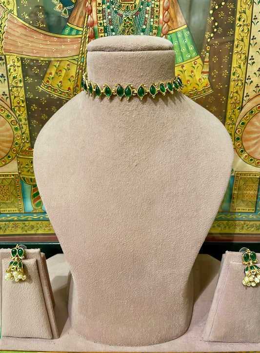 GREEN KEMP STONES LIGHT CHOKER NECKLACE SET