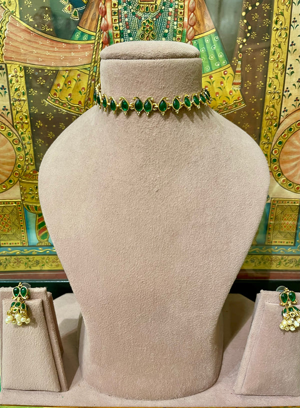 GREEN KEMP STONES LIGHT CHOKER NECKLACE SET