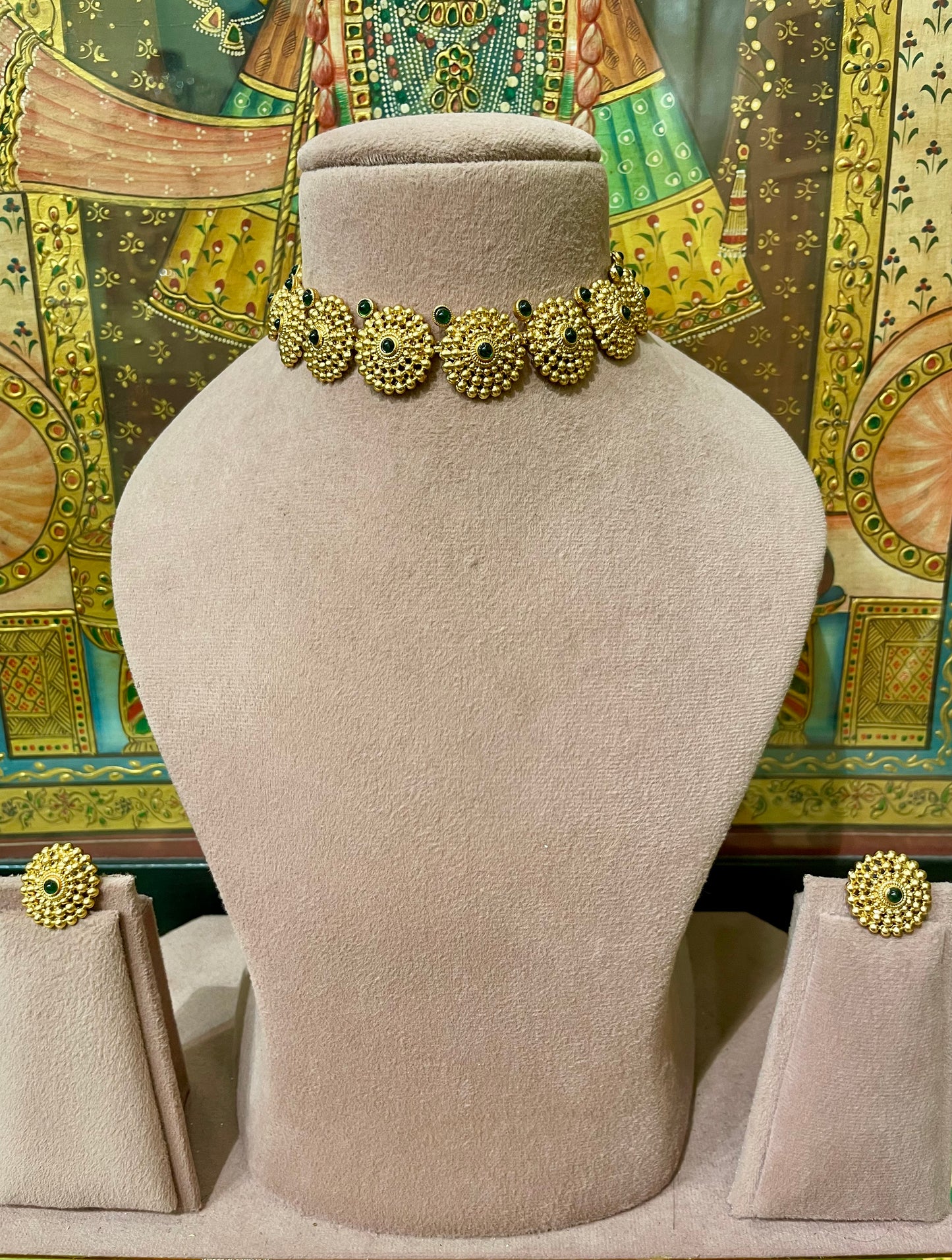 GOLD TONED ROUND SOUTH INDIAN CHOKER SET (GREEN)