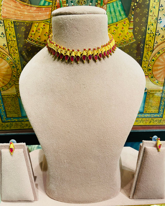 GOLD TONED SOUTH INDIAN LIGHT NECKLACE SET (RED)