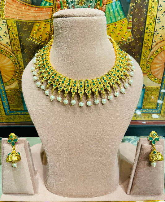 ANTIQUE SOUTH INDIAN GOLD TONED PEARL NECKLACE SET (GREEN)