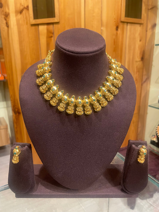 ANTIQUE SOUTH INDIAN GOLD TONED NECKLACE SET